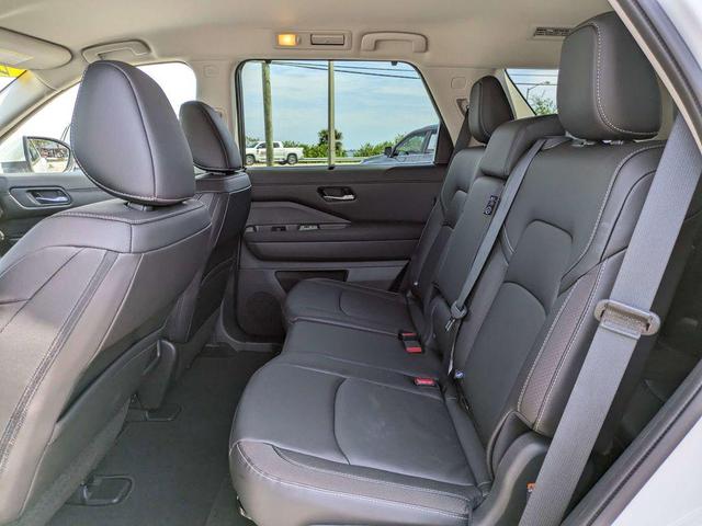 Photo of 2024 Pearl White Tricoat Nissan Pathfinder