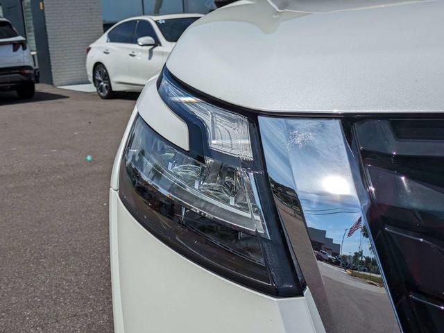 Photo of 2024 Pearl White Tricoat Nissan Pathfinder