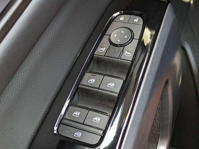 Photo of 2024 Pearl White Tricoat Nissan Pathfinder