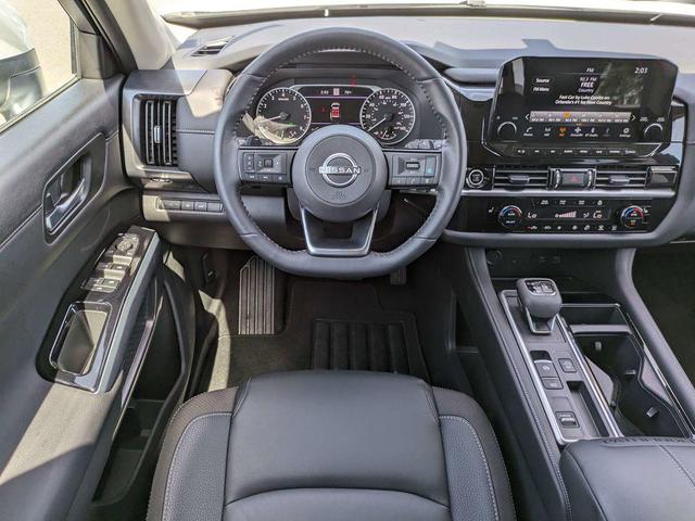 Photo of 2024 Pearl White Tricoat Nissan Pathfinder