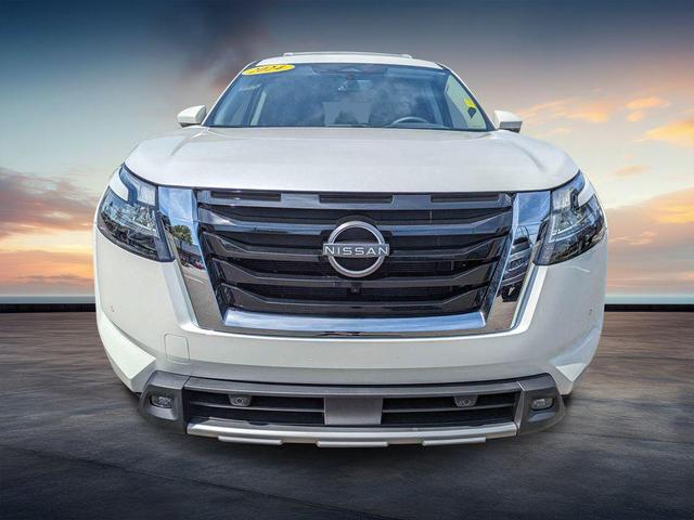Photo of 2024 Pearl White Tricoat Nissan Pathfinder