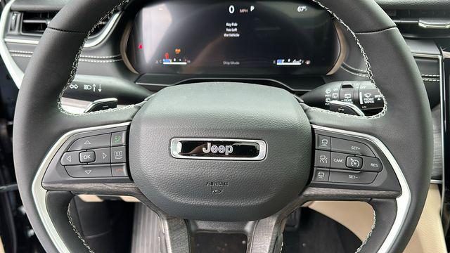 Photo of 2025 Diamond Black Crystal Pearlcoat Jeep Grand Cherokee
