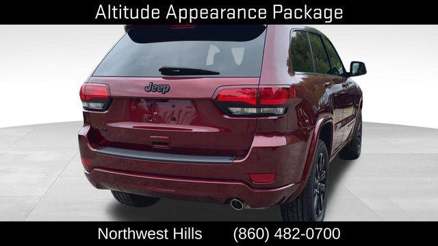 Photo of 2022 Velvet Red Pearlcoat Jeep Grand Cherokee