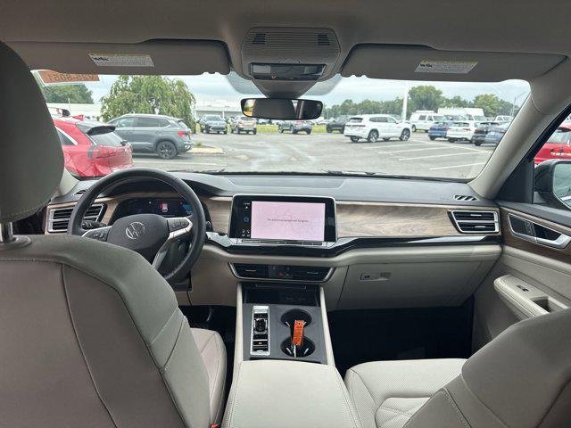 Photo of 2025 Deep Black Pearl Volkswagen Atlas