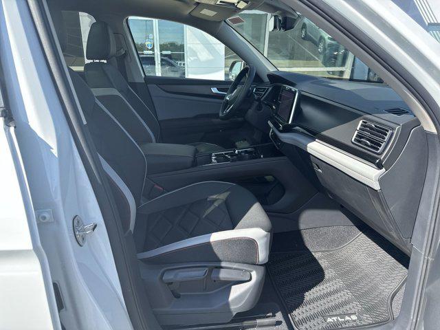 Photo of 2025 Pure White Volkswagen Atlas