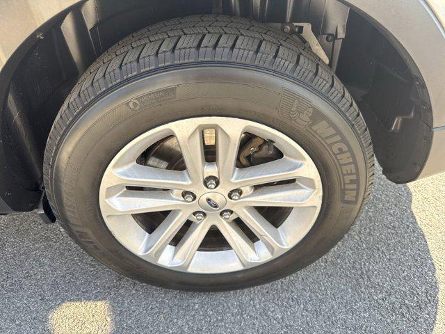 Photo of 2017 Ingot Silver Metallic Ford Explorer
