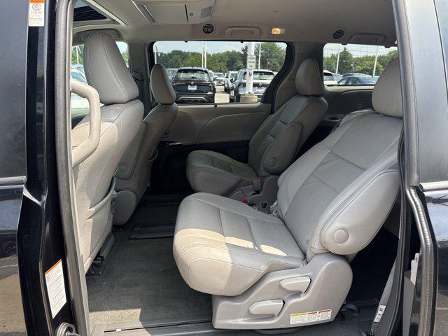 Photo of 2017 Midnight Black Metallic Toyota Sienna