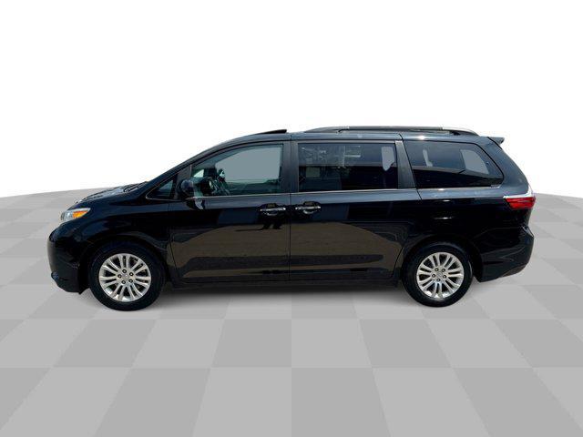 Photo of 2017 Midnight Black Metallic Toyota Sienna