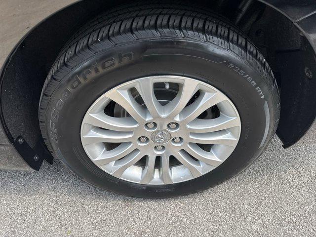 Photo of 2017 Midnight Black Metallic Toyota Sienna