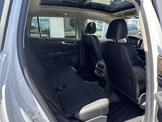Photo of 2025 Opal White Pearl Volkswagen Atlas