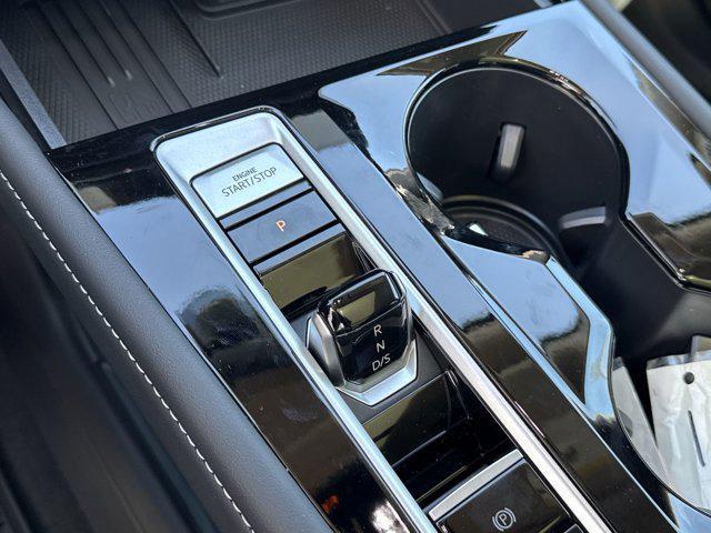 Photo of 2025 Opal White Pearl Volkswagen Atlas