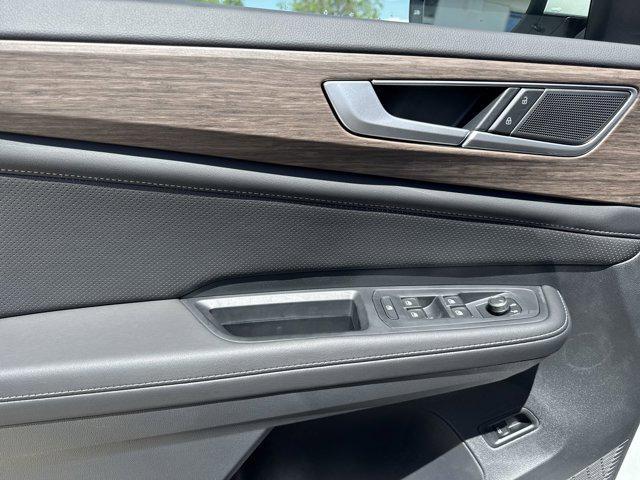 Photo of 2025 Opal White Pearl Volkswagen Atlas