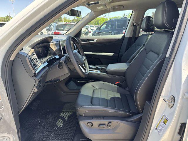 Photo of 2025 Opal White Pearl Volkswagen Atlas