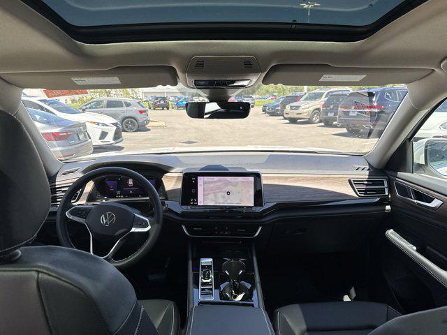 Photo of 2025 Opal White Pearl Volkswagen Atlas