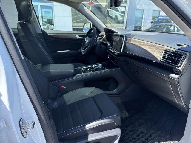Photo of 2025 Opal White Pearl Volkswagen Atlas