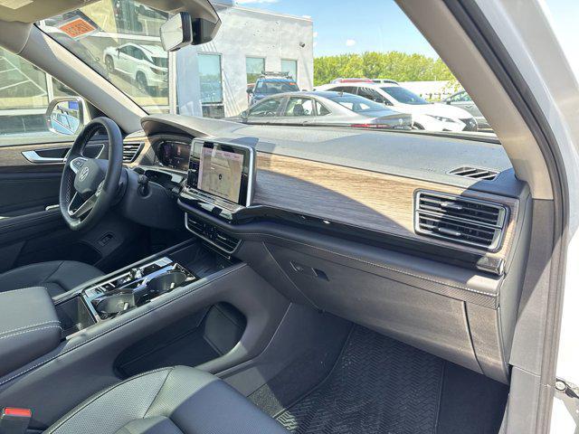 Photo of 2025 Opal White Pearl Volkswagen Atlas