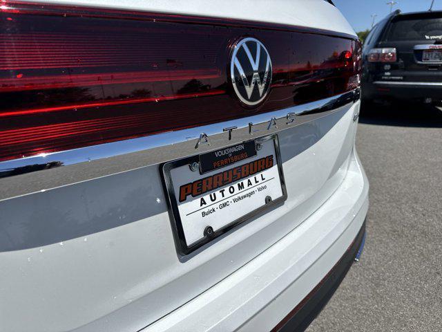 Photo of 2025 Opal White Pearl Volkswagen Atlas