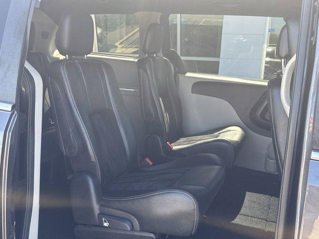 Photo of 2017 Granite Pearlcoat Dodge Grand Caravan