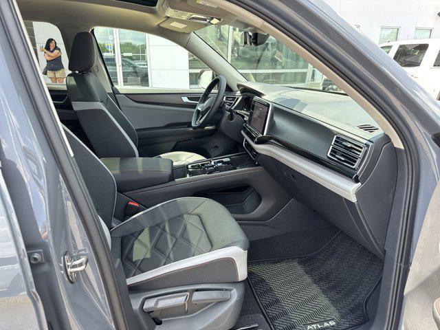 Photo of 2025 Pure Gray Volkswagen Atlas