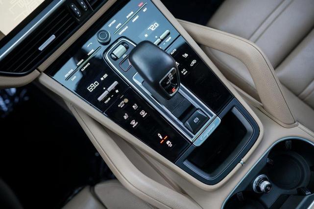 Photo of 2022 Gray Porsche Cayenne