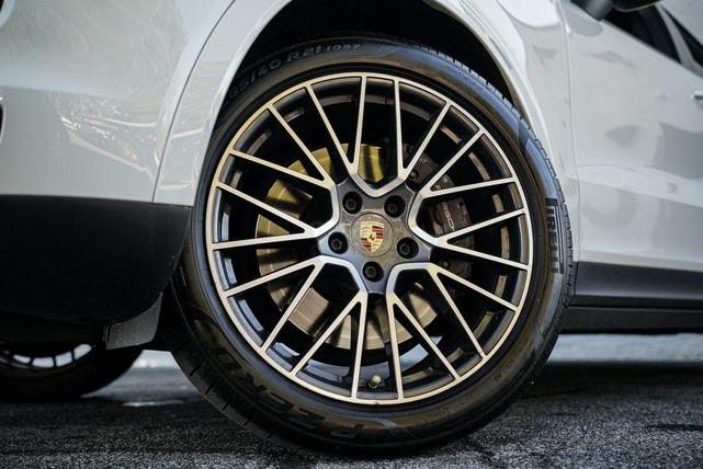 Photo of 2022 Gray Porsche Cayenne