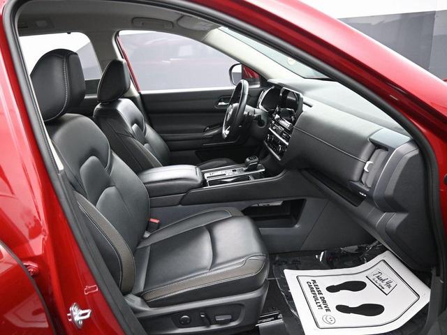 Photo of 2023 Scarlet Ember Tintcoat Nissan Pathfinder