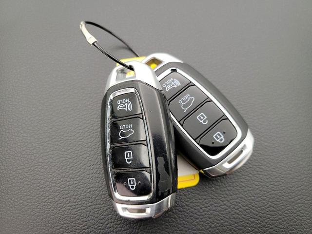 Photo of 2020 Gray Hyundai SANTA FE