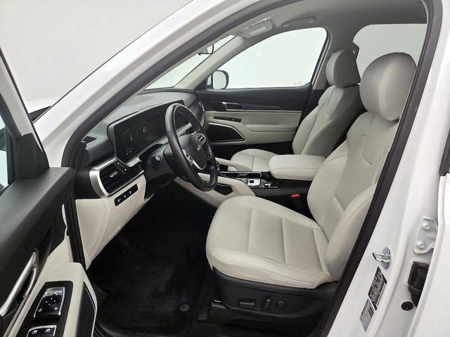 Photo of 2023 White Kia Telluride