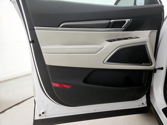 Photo of 2023 White Kia Telluride