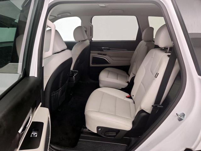 Photo of 2023 White Kia Telluride