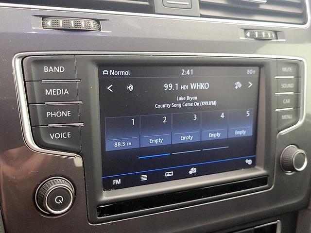 Photo of 2017 White Volkswagen Golf Alltrack
