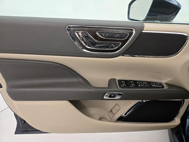 Photo of 2017 Blue Lincoln Continental