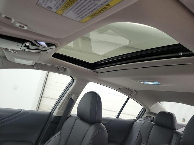 Photo of 2021 Gray Subaru Legacy