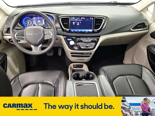 Photo of 2023 White Chrysler Pacifica