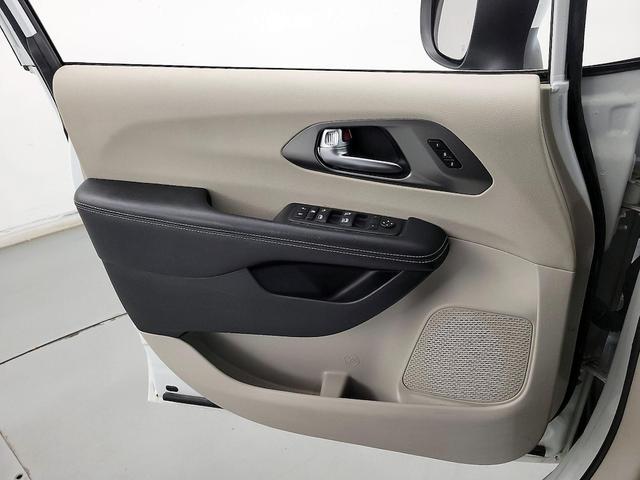 Photo of 2023 White Chrysler Pacifica