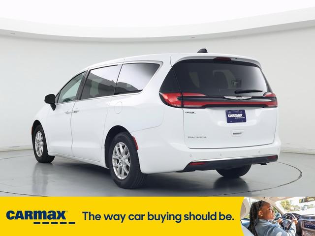 Photo of 2023 White Chrysler Pacifica