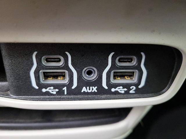 Photo of 2023 White Chrysler Pacifica