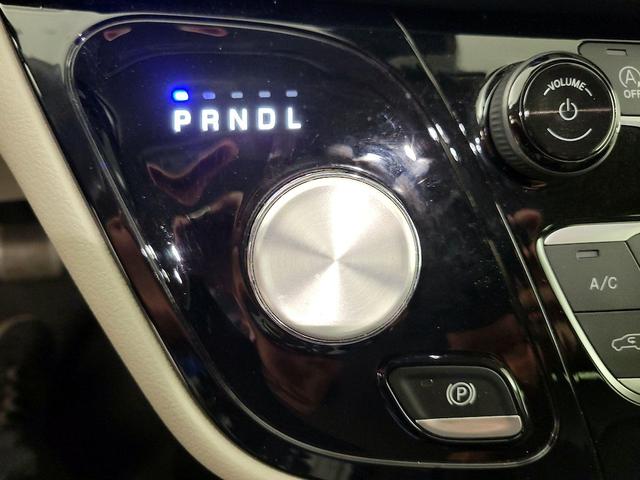 Photo of 2023 White Chrysler Pacifica