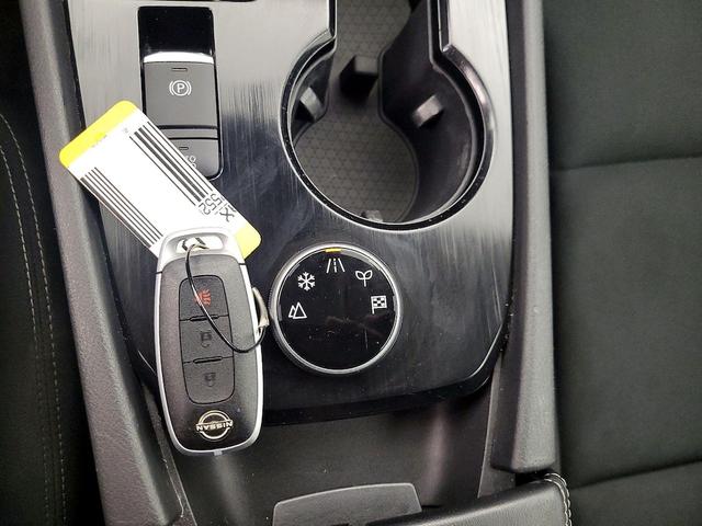 Photo of 2023 White Nissan Rogue