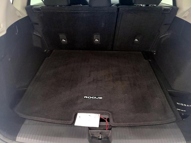 Photo of 2023 White Nissan Rogue