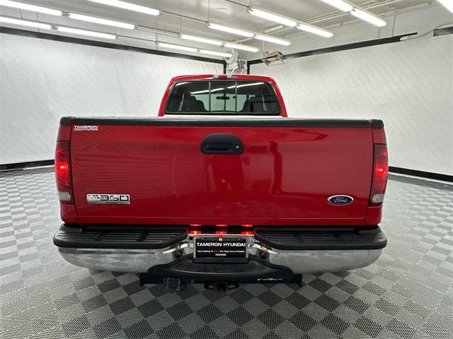 Photo of 2005 Red Ford F-350