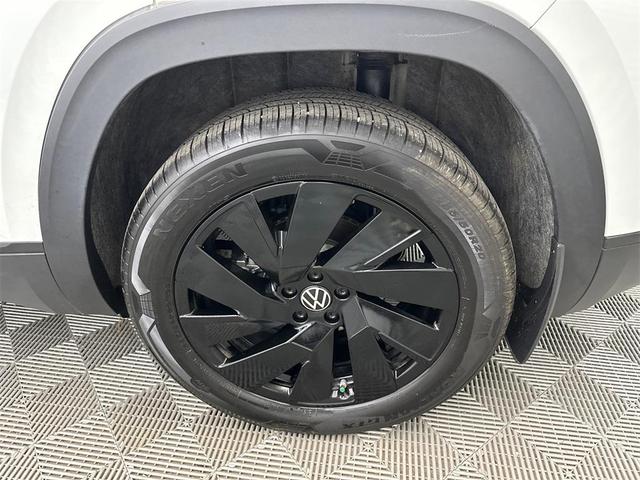 Photo of 2024 Pure White Volkswagen Atlas Cross Sport
