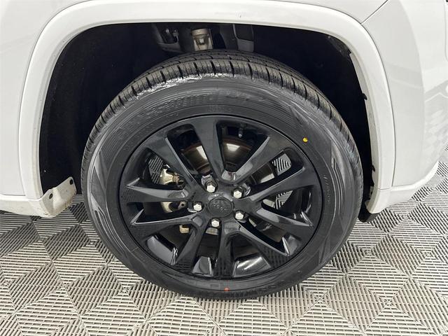 Photo of 2019 Bright White Clearcoat Jeep Grand Cherokee