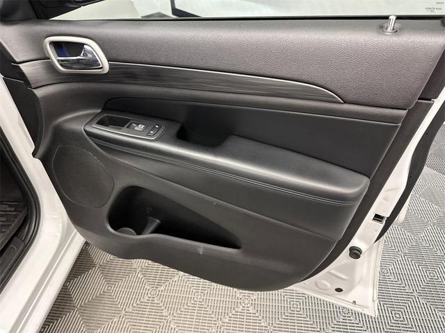Photo of 2019 Bright White Clearcoat Jeep Grand Cherokee