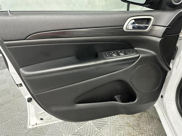 Photo of 2019 Bright White Clearcoat Jeep Grand Cherokee