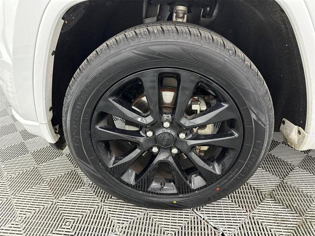 Photo of 2019 Bright White Clearcoat Jeep Grand Cherokee