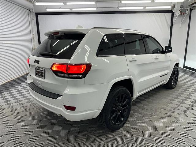 Photo of 2019 Bright White Clearcoat Jeep Grand Cherokee