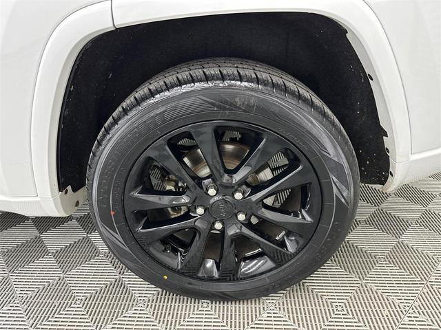 Photo of 2019 Bright White Clearcoat Jeep Grand Cherokee