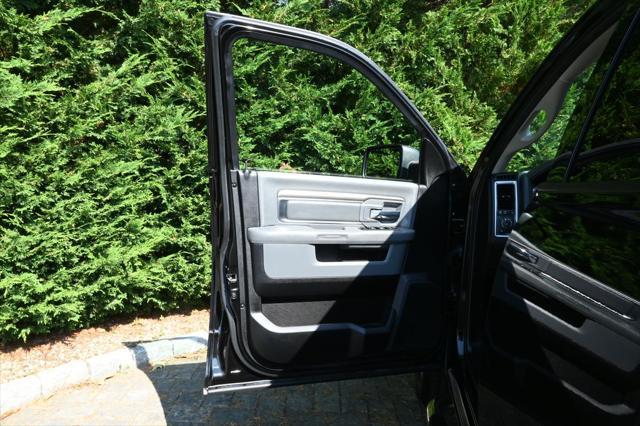 Photo of 2018 Brilliant Black Crystal Pearlcoat RAM 1500