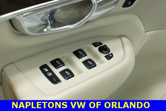 Photo of 2016 Crystal White Pearl Volvo XC90